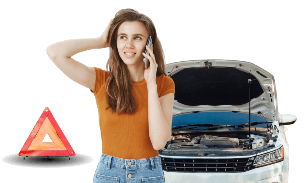 eine frau am telefon, im hintergrund ist ein defektes auto sowie ein warndreieck