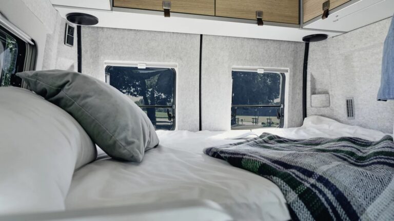 innenraum schlafbereich wohnmobil hymer vans