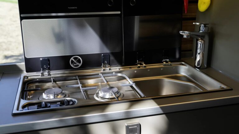 innenraum kochbereich wohnmobil hymer vans