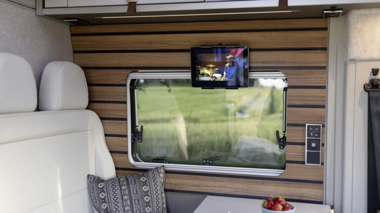 innenraum sitzbereich mit fenster wohnmobil hymer vans