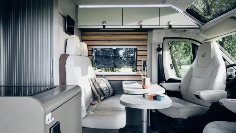 innenraum sitzbereich mit offenem fenster wohnmobil hymer vans